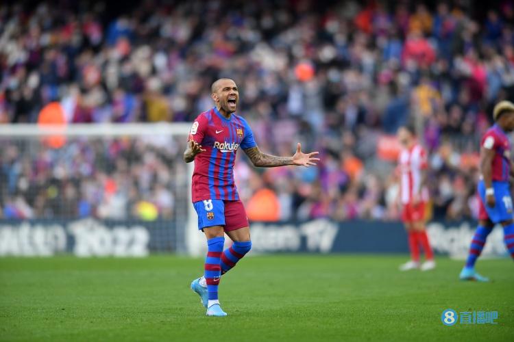 世体：阿尔维斯在巴萨未来仍不确定，哈维将有最终决定权